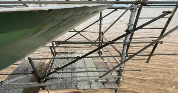 Scaffolding beneath a vessel hull